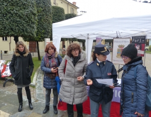 Stand della Rete Antiviolenza e della Polizia contro la violenza sulle donne