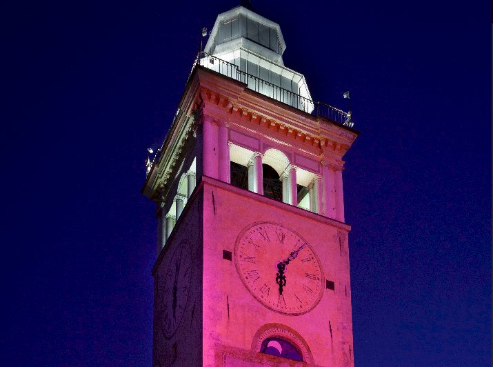 Cuneo si prepara a ospitare l'arrivo della 13ª tappa del Giro d'Italia e illumina di rosa la Torre Civica
