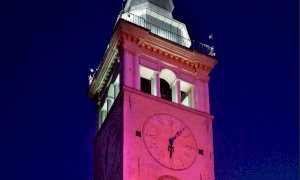 Cuneo si prepara a ospitare l'arrivo della 13ª tappa del Giro d'Italia e illumina di rosa la Torre Civica