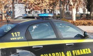 Operazioni fittizie per sfuggire al fisco: imprenditore denunciato insieme alla moglie e a un consulente