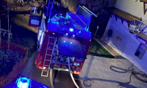 Incendio a Mondovì, a fuoco il tetto di un'abitazione