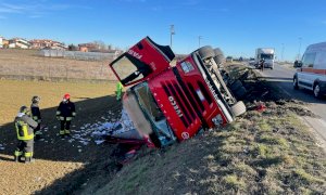 Tir si ribalta a Marene, illeso il conducente