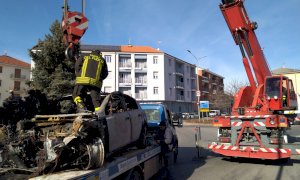 Esce di strada con l'auto, poi riesce a lasciare l'abitacolo prima che il mezzo si incendi