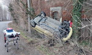 Si ribalta con l'auto a Savigliano, ferita in modo lieve