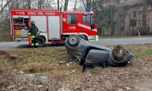 Savigliano, auto si ribalta fuori dalla carreggiata a Solerette