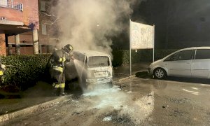 Savigliano, un'auto parcheggiata distrutta dalle fiamme in via Galimberti