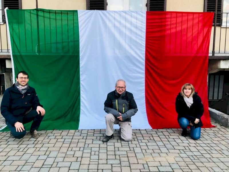 in foto: Roberto Turco, John Aimo, Tiziana Gallo con la nuova bandiera svettante sulla torre civica del Belvedere di Mondovì Piazza