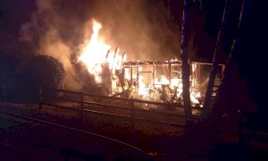 Incendio in uno chalet, Vigili del Fuoco al lavoro nella notte a Lemma di Rossana