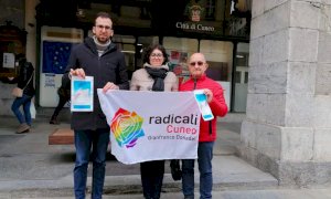 Cuneo, per San Valentino i Radicali portano i preservativi al sindaco Borgna