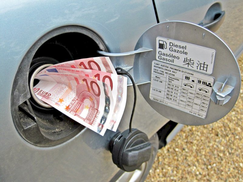 Novemila euro di gasolio “pagati” con un assegno falso: due condanne per truffa