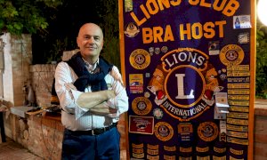 Emozioni al Caffè Letterario con il presidente del Lions Club Bra Host Armando Verrua
