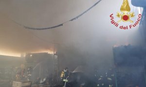 Brucia un capannone a Villar San Costanzo, varie squadre di vigili del fuoco impegnate