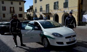 Bra, cinque minorenni fermati dalla Polizia Locale dopo aver imbrattato diversi immobili con vernice spray