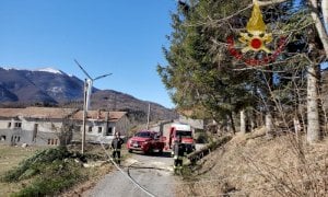 Palo Telecom abbattuto dal vento sul Colle San Bernardo, Vigili del Fuoco al lavoro