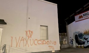 Scritte no vax a Fossano sui muri della ex sala contrattazioni