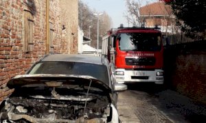 Cavallermaggiore, in fiamme un'auto parcheggiata: sul posto i Vigili del Fuoco