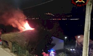 Incendio di una canna fumaria a Roddi, sul posto i Vigili del Fuoco