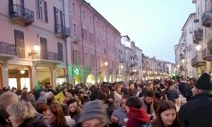 Torna l’aperitivo no green pass a Cuneo: centinaia di persone in via Roma