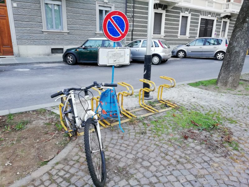 Cuneo, si sostituiscono le rastrelliere: le bici abbandonate saranno rimosse
