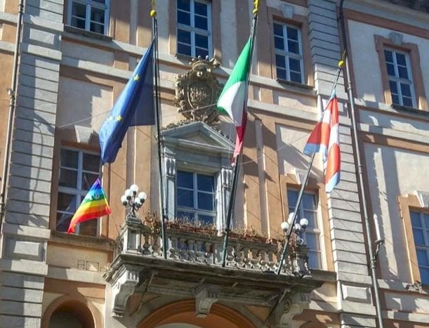 Ieri la bandiera della pace ha fatto capolino dal balcone del Salone d'Onore del Municipio