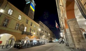 Cuneo dice no alla guerra illuminando la Torre Civica con i colori della bandiera nazionale ucraina