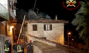 In fiamme il tetto di un’abitazione a Castiglione Tinella