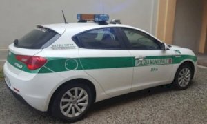 Ubriaco, prima scatena una rissa e poi aggredisce gli agenti della Polizia Locale: denunciato