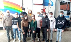 L’autoemoteca dell'Avis di Alba nelle scuole superiori per le donazioni di sangue degli studenti maggiorenni