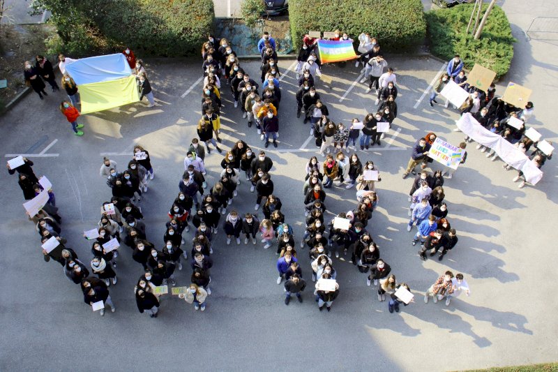 Il Bonelli di Cuneo dice no alla guerra con un flashmob