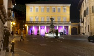 Lotta ai disturbi alimentari: Bra si tinge di lilla