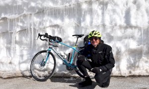 Giovanni Panzera ha concluso la sua impresa scalando in bici (in inverno) 20 passi Dolomitici