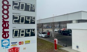 Caro carburanti, ora anche le pompe di benzina “no logo” superano i 2 euro al litro