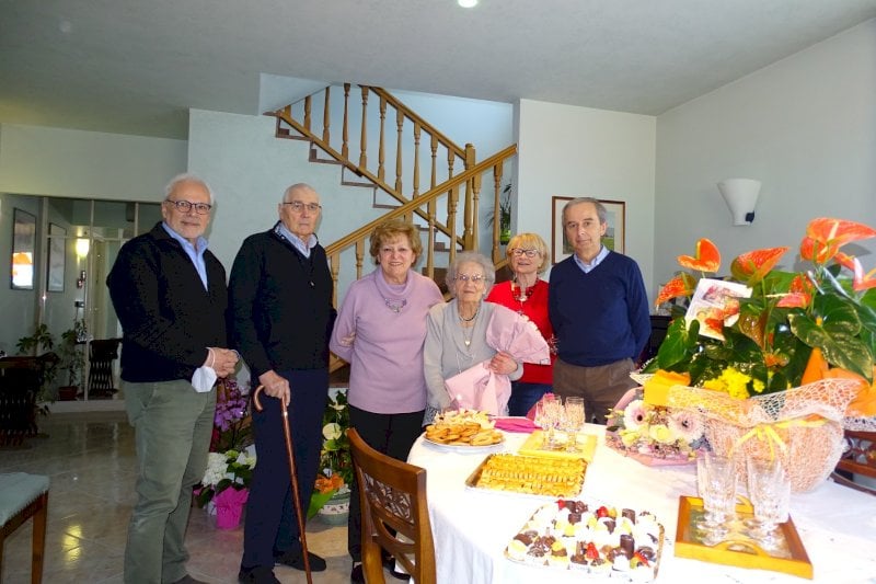 Bra, nonna Maria compie cent’anni: gran festa con la famiglia e il sindaco