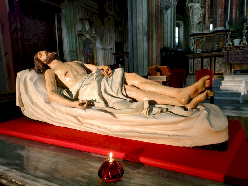 La scultura del Cristo morto e la lampada ad olio nel duomo di Saluzzo: “Simbolo della speranza che arde”