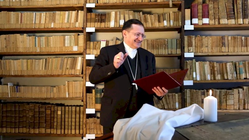 Tra "Brividi" e le canzoni di Salmo, i video del Vescovo di Saluzzo diventano "virali"