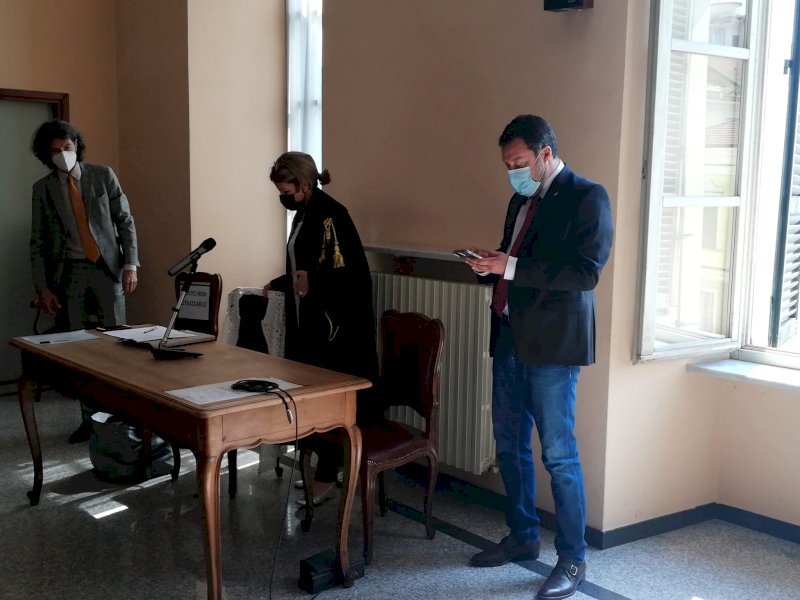 in foto: Matteo Salvini nell'aula di tribunale a Cuneo, insieme al suo avvocato