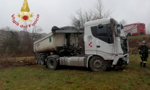 Camion sbanda e finisce fuori strada a Villanova Mondovì, nessun ferito