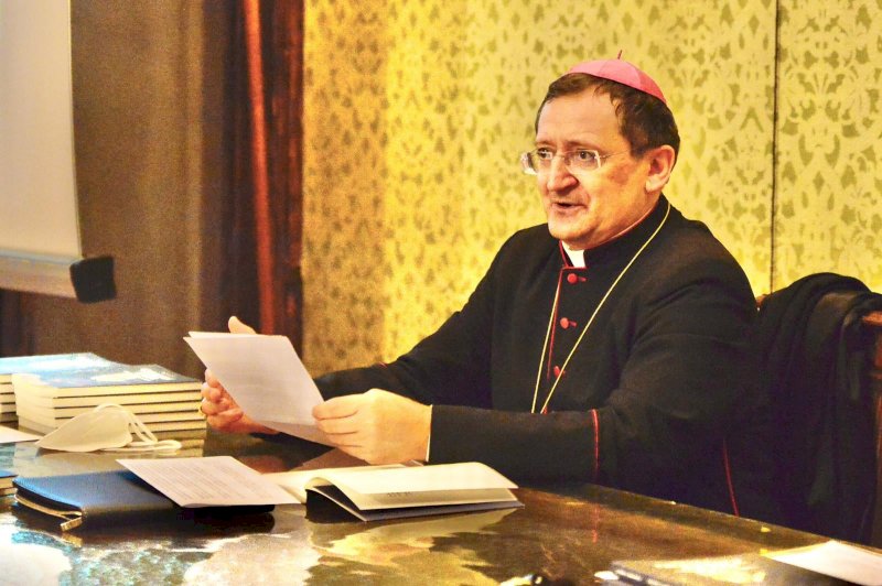 “L’anello ritrovato”: esce il libro intervista del vescovo di Saluzzo