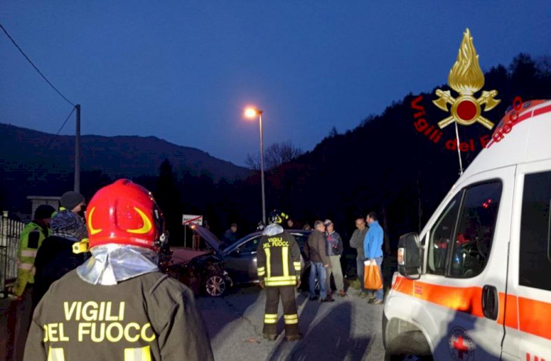 Un ferito nello scontro tra due auto a Roccabruna
