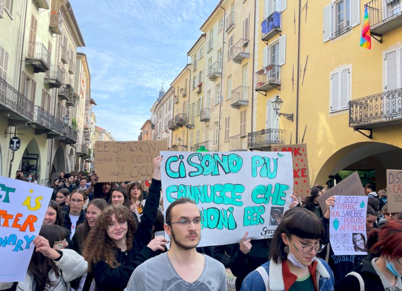 Cuneo, i ragazzi del Fridays For Future in piazza per l'ambiente e la giustizia sociale