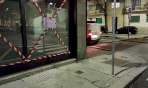 Cuneo, scontro all’angolo tra via Schiaparelli e via Bassignano: auto finisce contro una vetrina