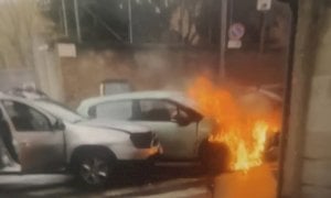 L’auto prende fuoco dopo l’incidente a Cuneo