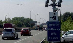 In auto ai 173 all'ora sulla tangenziale di Bra: patente ritirata e 800 euro di multa