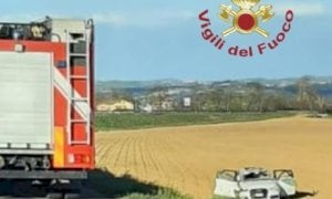 Incidente sulla Statale 704 a Mondovì, l’auto finisce in un campo