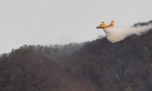 L'incendio nei boschi tra Isasca e Brondello continua a destare preoccupazione