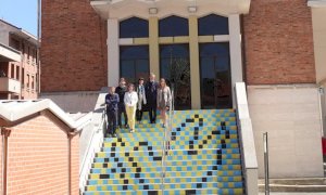 La street art per fermare la guerra in Ucraina: una colomba vola nel cielo giallo e blu di Bra