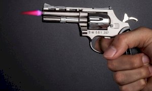 La “pistola” puntata contro un gruppo di adolescenti era un accendino: ma il giudice lo condanna