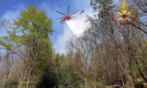 Emergenza roghi nei boschi del Cuneese, a Cervasca arriva anche l’elicottero