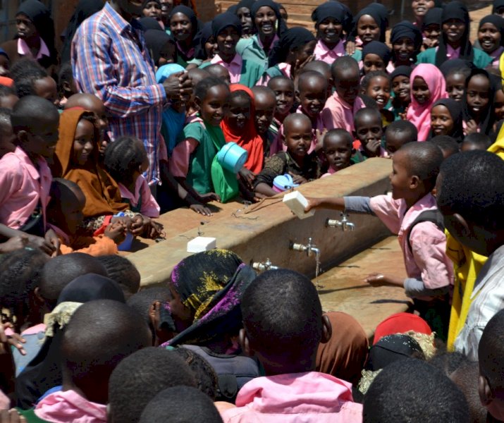 LVIA torna in piazza con le “piantine solidali”, per portare acqua alle popolazioni del Kenya