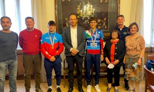 Borgo San Dalmazzo, ricevuti in Comune Nicola Giordano e Michele Carollo, dominatori nel biathlon